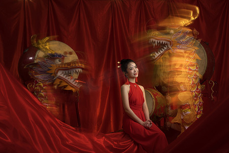 节日红色创意摄影照片_龙年新年气氛一位亚洲青年女性过新年