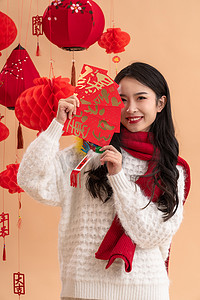 新年春节习俗摄影照片_新年祝福一位亚洲青年女性拿着红包