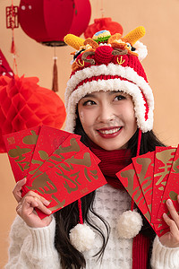 新年祝福一位亚洲青年女性拿着红包