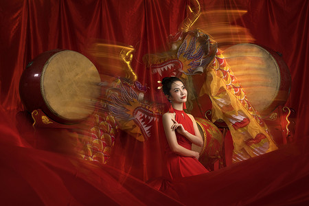 神话摄影照片_龙年新年气氛一位亚洲青年女性过新年