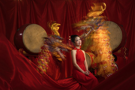 龙年背景图片摄影照片_龙年新年气氛一位亚洲青年女性过新年