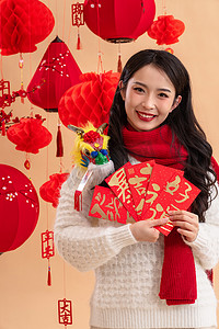 春节文化习俗摄影照片_新年祝福一位亚洲青年女性拿着红包