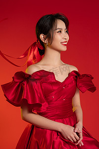 新年气氛红色背景下的一位亚洲青年女性