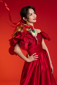 十二生肖龙年摄影照片_新年气氛红色背景下的一位亚洲青年女性