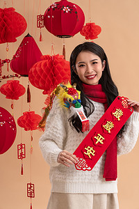 新年祝福一位亚洲青年女性拿着春联