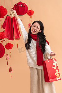 新年传统习俗摄影照片_新年购物一位亚洲青年女性兴奋的拿着购物袋