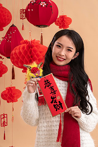 龙年的元素摄影照片_新年祝福一位亚洲青年女性拿着春联