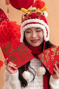 新年祝福一位亚洲青年女性拿着红包