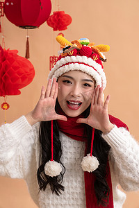龙喜庆摄影照片_新年祝福一位快乐的亚洲青年女性