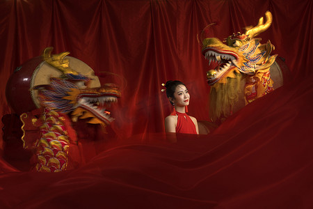 喜庆中国鼓摄影照片_龙年新年气氛一位亚洲青年女性过新年