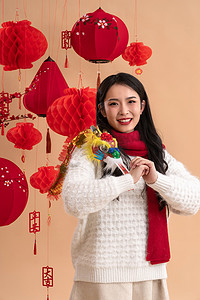 龙抱摄影照片_新年气氛一位亚洲青年女性抱拳祝福