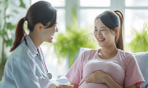 医疗护士搀扶孕妇上床