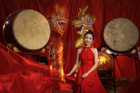 十二生肖龙年摄影照片_龙年新年气氛一位亚洲青年女性过新年