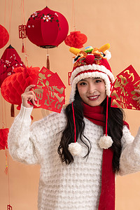 春节习俗摄影照片_新年祝福一位亚洲青年女性拿着红包