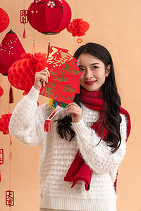 春节习俗摄影照片_新年祝福一位亚洲青年女性拿着红包