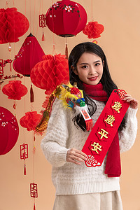 龙年的元素摄影照片_新年祝福一位亚洲青年女性拿着春联