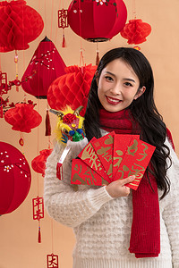 春节新年传统习俗摄影照片_新年祝福一位亚洲青年女性拿着红包