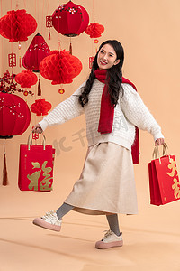 小年扫尘土习俗摄影照片_新年购物一位亚洲青年女性兴奋的拿着购物袋