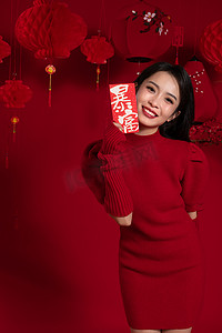 新年气氛红色背景下的一位亚洲青年女性拿着红包