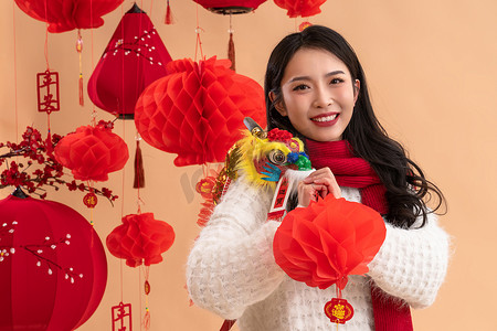 新年气氛一位亚洲青年女性抱拳祝福