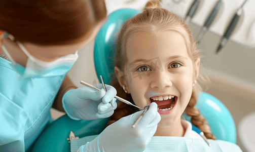 牙医椅可爱的小女孩和牙科医生