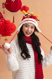 春节习俗摄影照片_新年祝福一位快乐的亚洲青年女性
