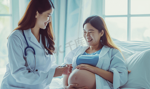 医疗护士搀扶孕妇上床