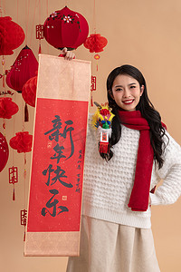 春节习俗摄影照片_新年祝福一位亚洲青年女性拿着春联