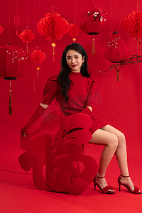 新年到字摄影照片_新年气氛红色背景下的一位亚洲青年女性