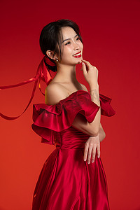 新年气氛红色背景下的一位亚洲青年女性