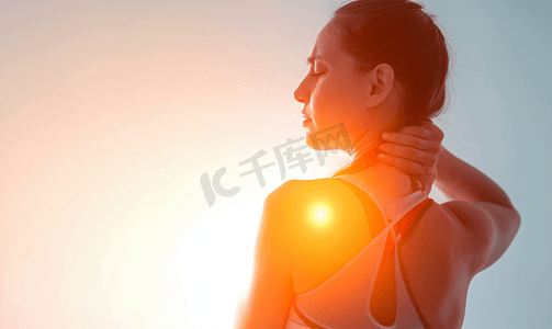 运动健身女性肩膀疼