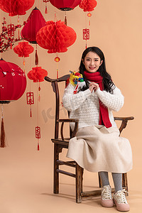 新年习俗摄影照片_新年气氛一位亚洲青年女性抱拳祝福