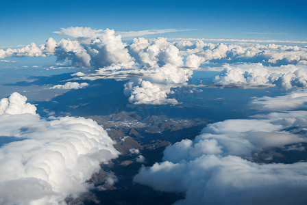 空中云层摄影照片_高空中漂浮的云层摄影图3