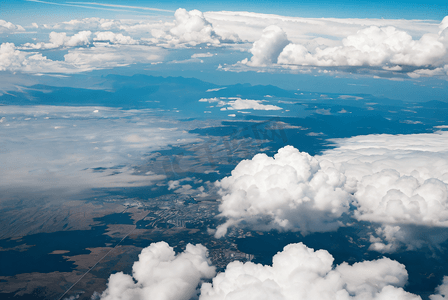 高空中漂浮的云层摄影图5