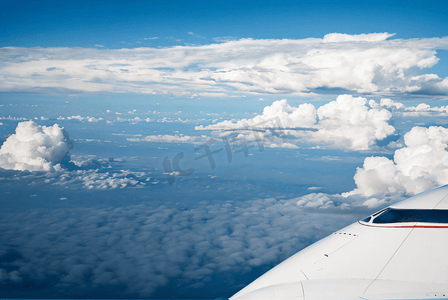 空中云层摄影照片_高空中漂浮的云层摄影图1