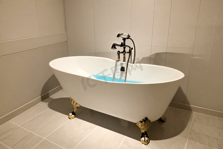 浴室泡澡摄影照片_白色浴室里的陶瓷浴缸摄影图5