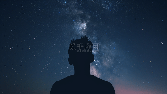 南朝的男子背景图片_蓝色夜晚星空下男子抬头看星空的背景13