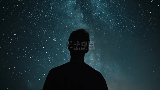二月龙抬头背景图片_蓝色夜晚星空下男子抬头看星空的背景10