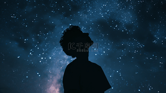 二月龙抬头背景图片_蓝色夜晚星空下男子抬头看星空的背景14