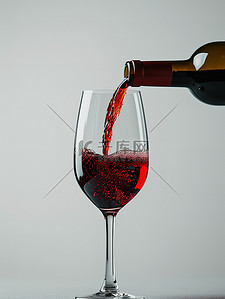 葡萄酒倒进红酒杯子背景图片