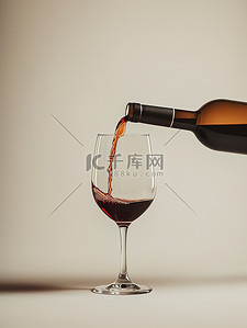 葡萄酒倒进红酒杯子素材