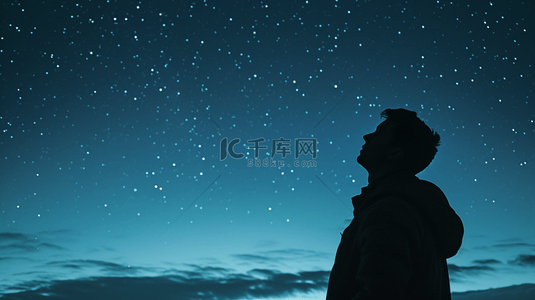 外国男子背景图片_蓝色夜晚星空下男子抬头看星空的背景8