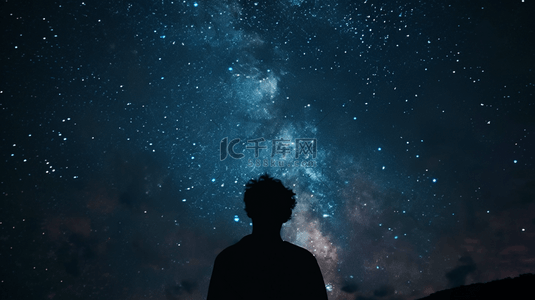 男子不舒服背景图片_蓝色夜晚星空下男子抬头看星空的背景21