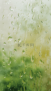 春天绿色玻璃窗上的雨点背景图片