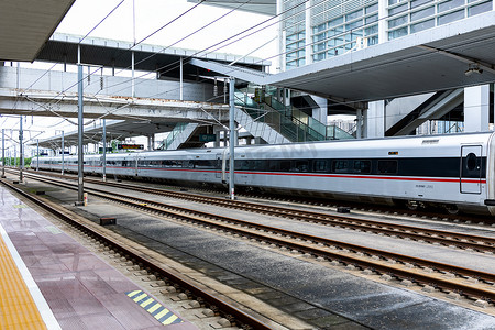高铁风景摄影照片_坐高铁火车动车离开站台月台