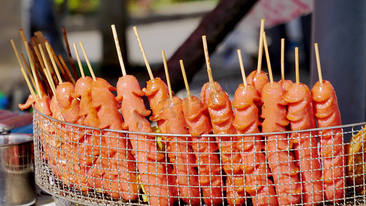 餐饮街摄影照片_拍摄美食街小吃油炸香肠火腿肠狼牙土豆实拍