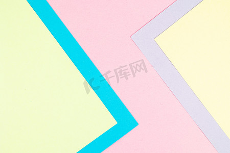 粉色纹理线条摄影照片_创意线条彩色的办公文具卡纸背景素材