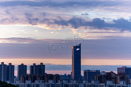 黄昏建筑摄影照片_晚霞夕阳城市建筑光线天空