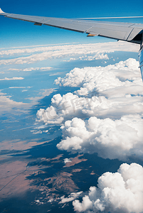 飞机窗户外的云朵摄影配图0