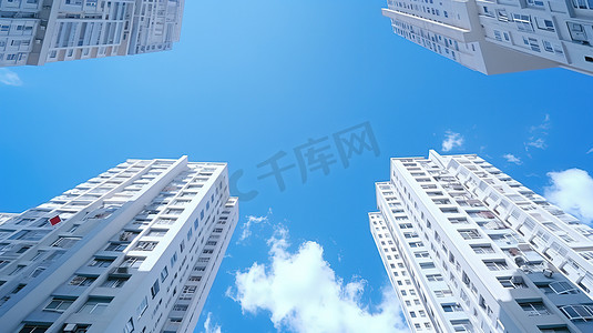 天空摄影照片_仰望的高层住宅楼摄影配图
